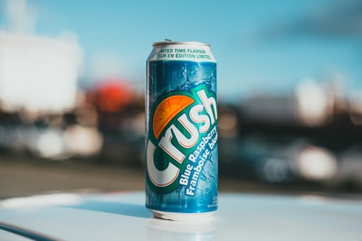 雪碧零罐在白色的桌子上